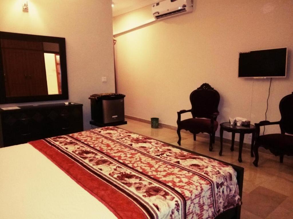 Royal Galaxy Bed & Breakfast Islamabad - For Families Only Экстерьер фото