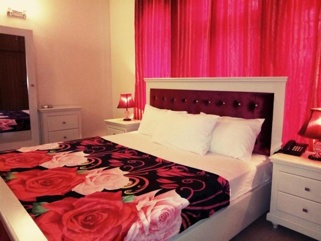 Royal Galaxy Bed & Breakfast Islamabad - For Families Only Экстерьер фото
