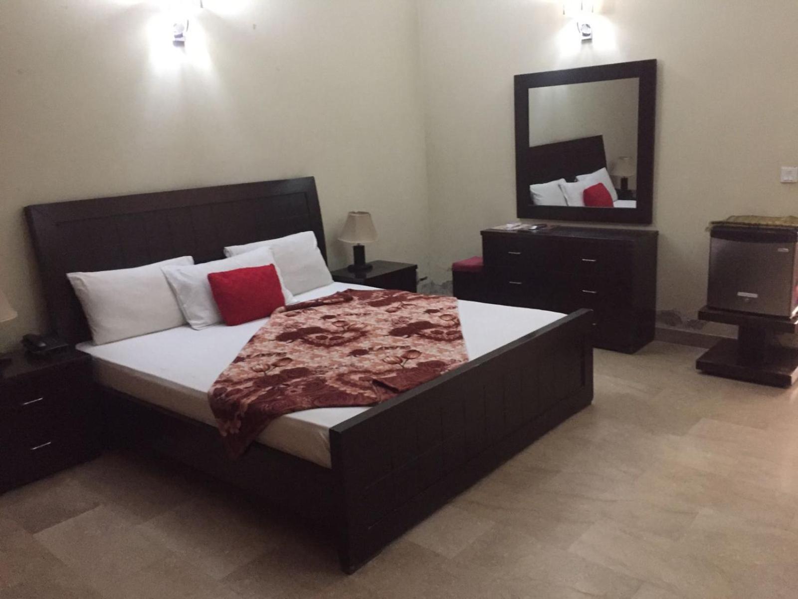 Royal Galaxy Bed & Breakfast Islamabad - For Families Only Экстерьер фото