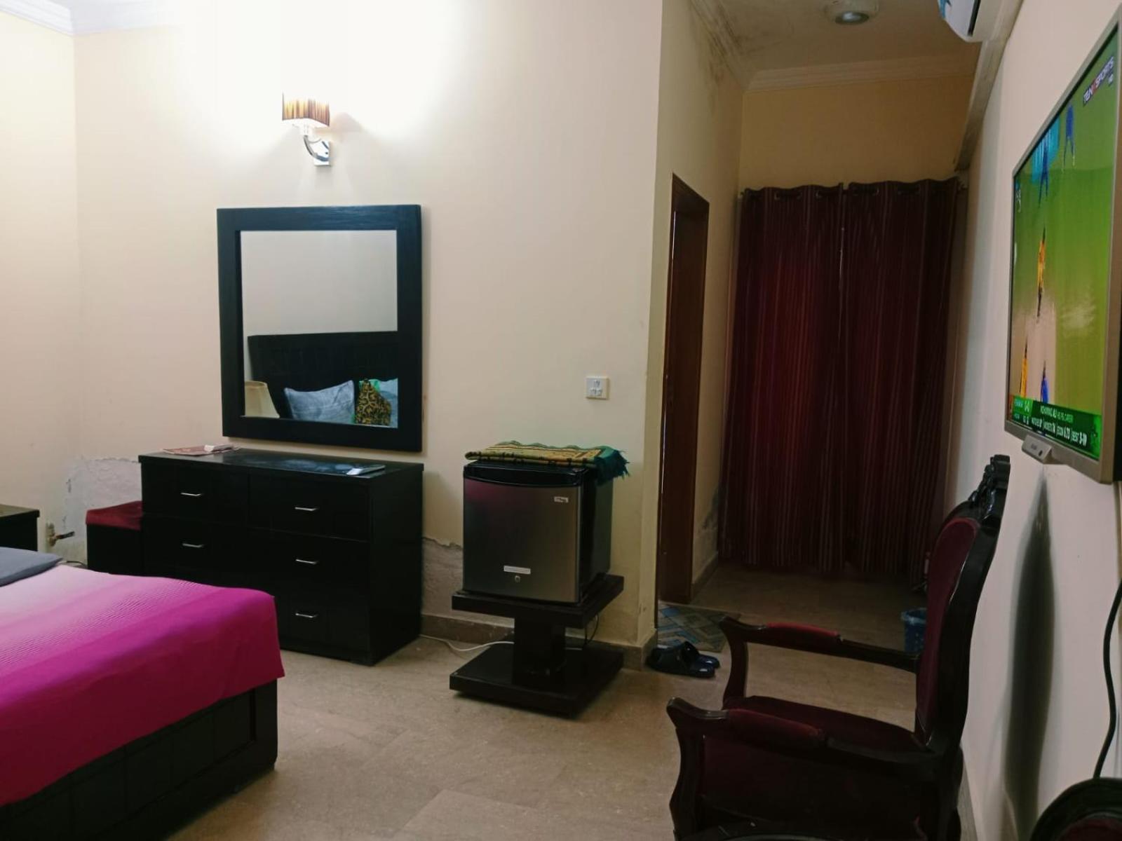 Royal Galaxy Bed & Breakfast Islamabad - For Families Only Экстерьер фото